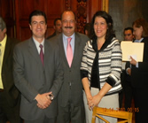  El Gobernador de Chihuahua con los dos directivos de la COCEF y el BDAN, Geronimo Gutiérrez y María Elena Giner.