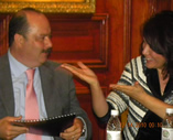 El Gobernador de Chihuahua, César Duarte y la Administradora General, María Elena Giner dialogan amigablemente.