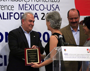Laura Silvan recibe el galardón del Gobernador de Baja California