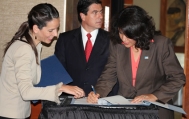 La Administradora General de la COCEF, María Elena Giner firma el contrato con el banco KfW.